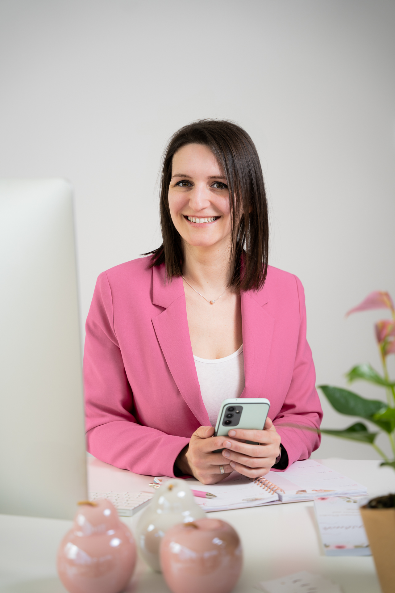 Businessfotografie in Wien: Professionelles Businessportrait einer Unternehmerin in ihrem modernen Büro in Wien, das ihre Kompetenz und Professionalität als Einzelunternehmerin unterstreicht.