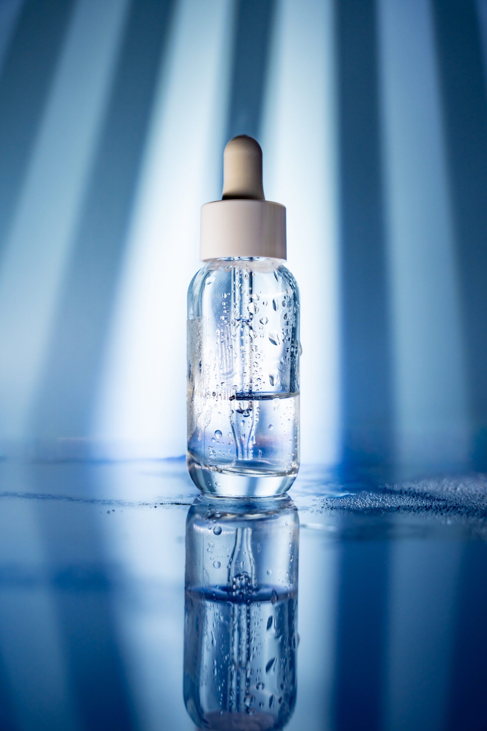 Minimalistische Produktfotografie einer transparenten Kosmetikflasche mit Pipette, aufgenommen für Businessfotografie in Wien