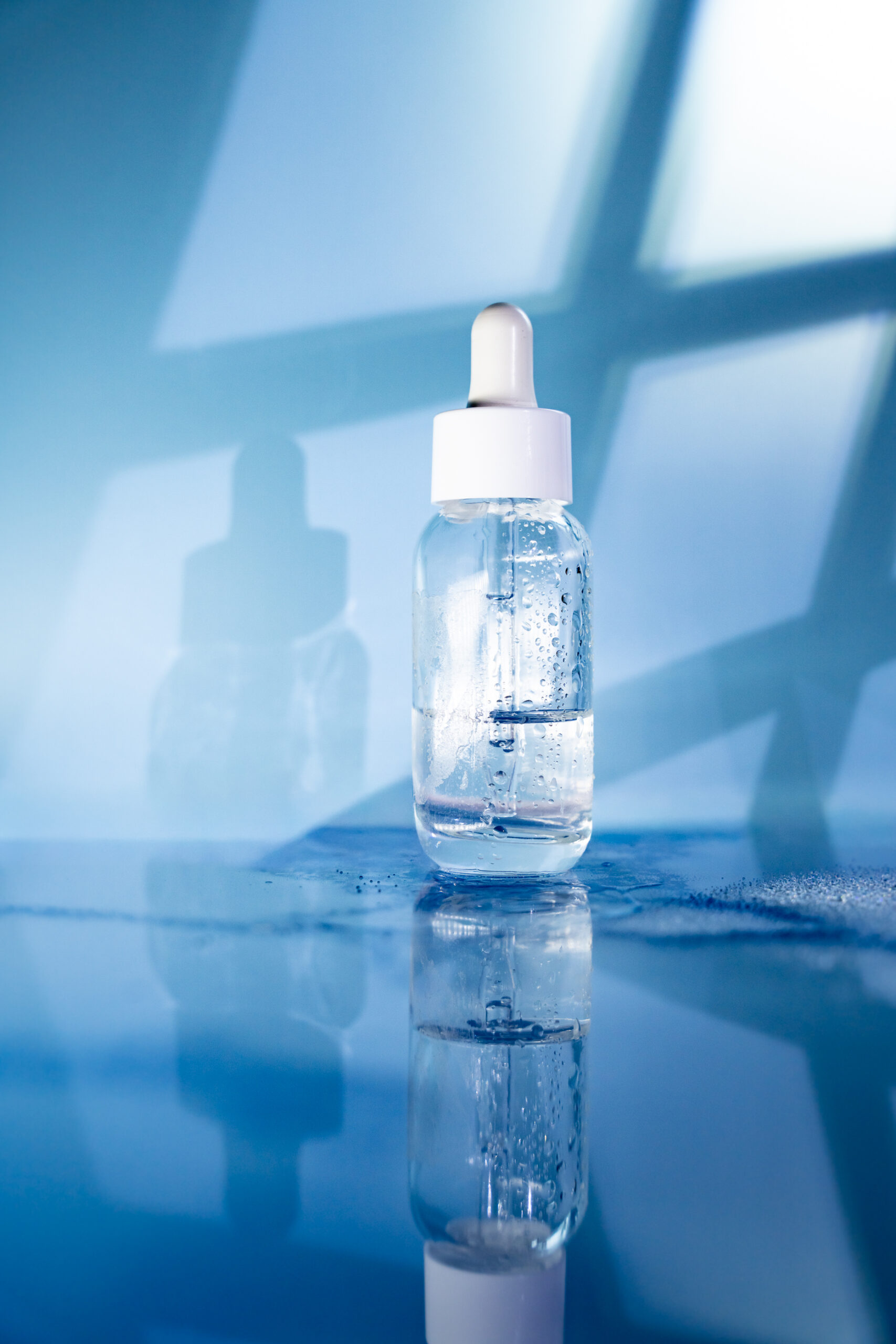 Professionelle Produktfotografie einer Kosmetikglasflasche mit reflektierender Oberfläche – neues Angebot Businessfotografie Wien