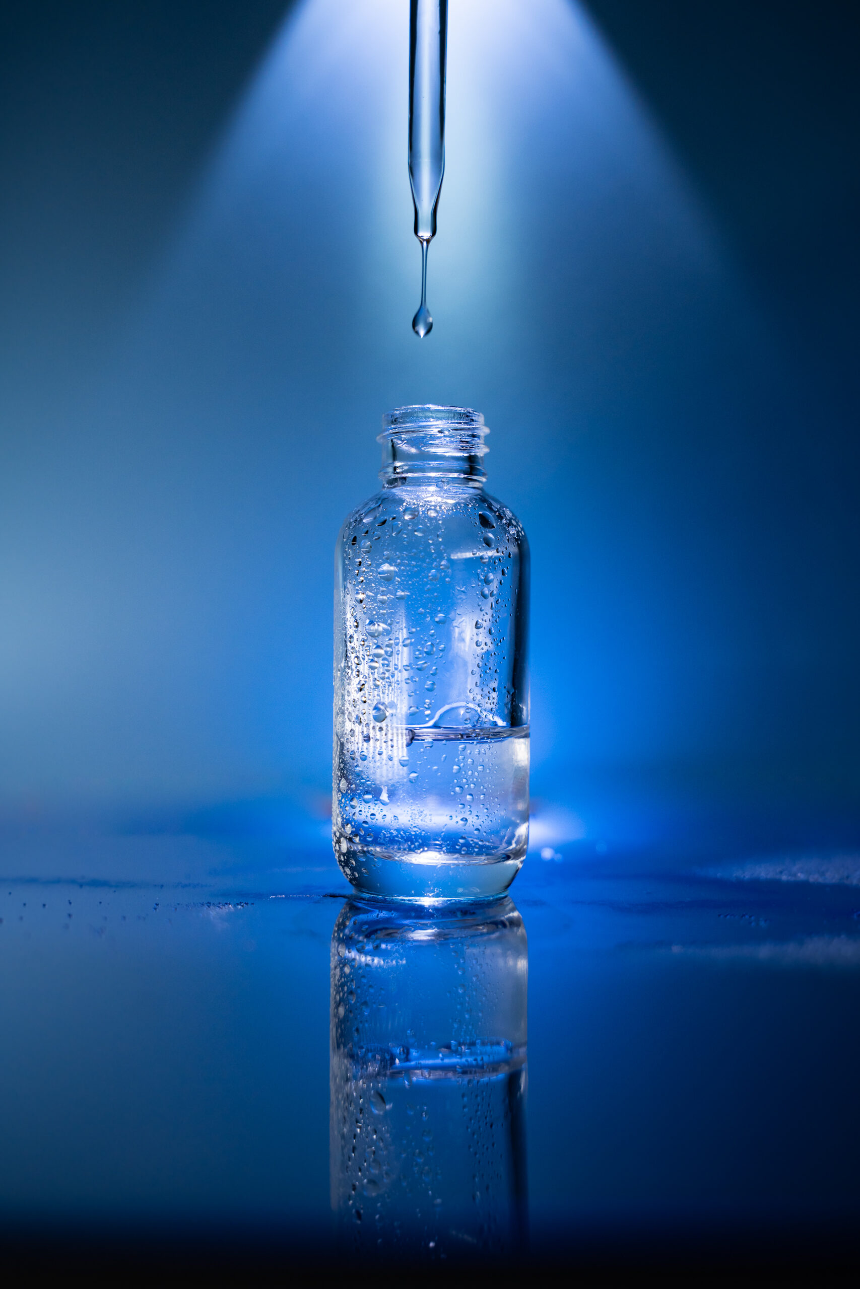 Marketingorientierte Produktfotografie einer Kosmetikflasche im Studio, ideal für Markenauftritt und Businessfotografie in Niederösterreich