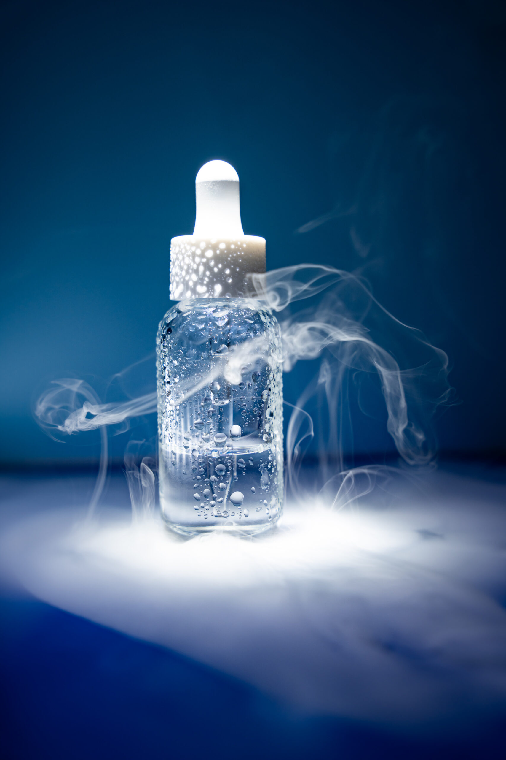 Hochwertige Studio-Produktfotografie einer Kosmetikglasflasche mit Pipette für Branding und Businessfotografie Niederösterreich